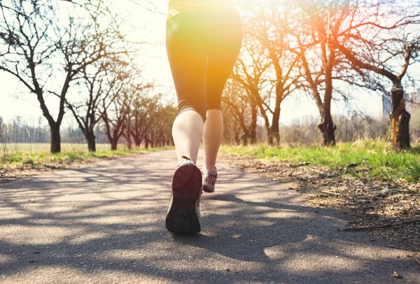 Sport nő futás kívül tavaszi park kora reggel — Stock Fotó