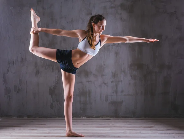 Спортивная женщина-йога позирует в фотостудии. Мотивационная картина — стоковое фото