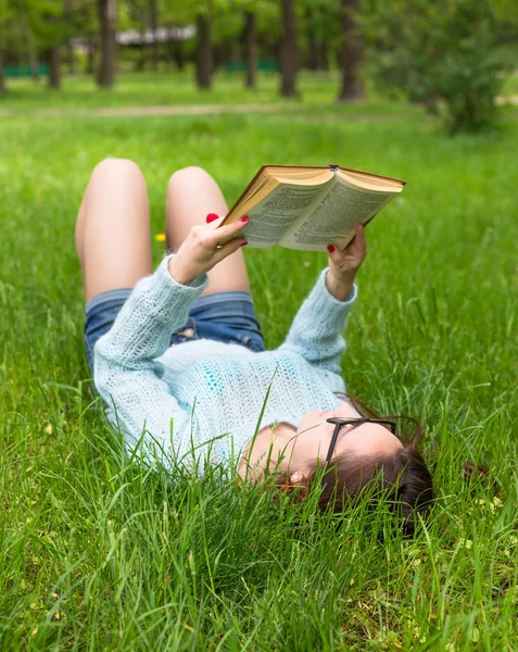 Şık öğrenci kız güneşli gün güzel yaz park kitap ile rahatlayın. Açık hava yaşam tarzı resim