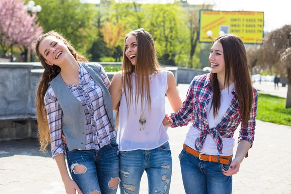 Hipster meninas adolescentes se divertindo no parque de verão — Fotografia de Stock