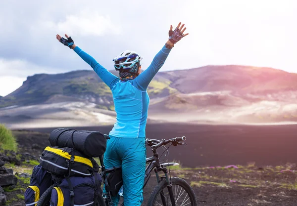 幸せなバイカーがアイスランドの山の背景にサイクリングの後にリラックスします。 — ストック写真