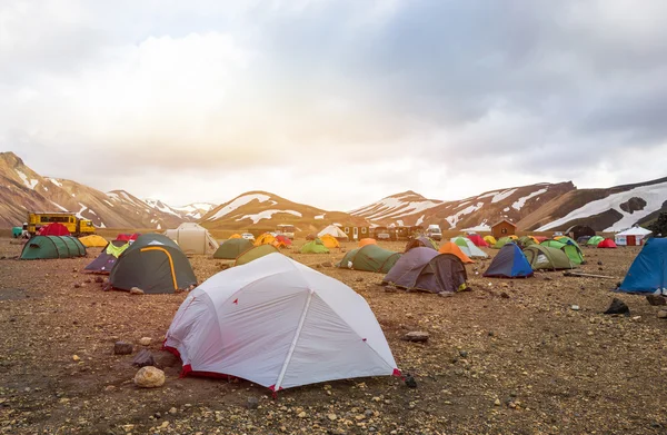 Çadır kamp Landmannalaugar İzlanda'standları.