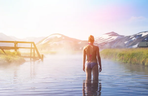 Jonge vrouw ontspannen in een warmwaterbron. IJsland-Landmannalaugar camping — Stockfoto