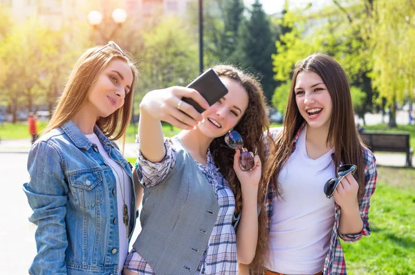 Jeunes adolescentes heureuses faisant du selfie et s'amusant dans un parc d'été . — Photo