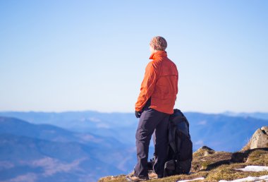 Genç mutlu treveller güzel dağlarda hiking. Fantastik sonbahar manzara