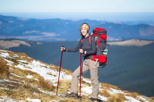 Jonge gelukkig treveller wandelen in de prachtige bergen. Fantastisch herfst landschap — Stockfoto