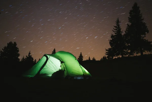 Tenda verde luz na floresta ao ar livre à noite — Fotografia de Stock