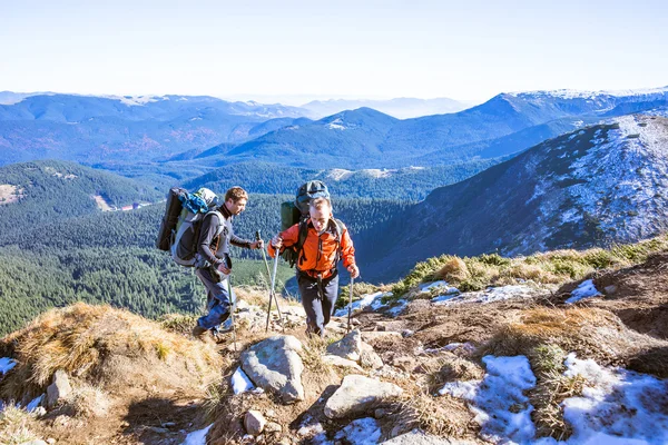 Junge glückliche Wanderer beim Wandern in den wunderschönen Bergen. Traumhafte Herbstlandschaft — Stockfoto