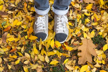 Kız öğrencilerin Ayakkabı dışında park