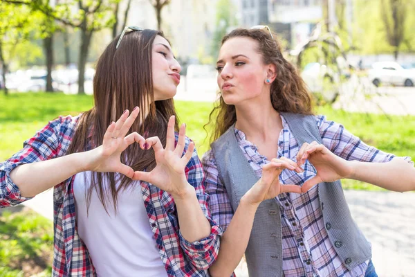 Les adolescentes aiment l'amitié. Les jeunes adolescents heureux s'amusent dans le parc d'été . — Photo