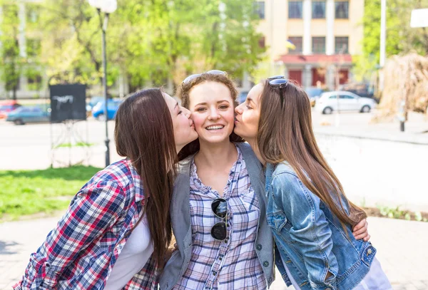 Les adolescentes aiment l'amitié. Les jeunes adolescents heureux s'amusent dans le parc d'été . — Photo