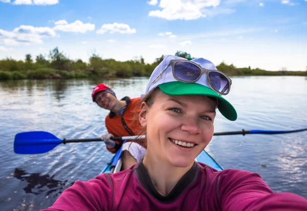 Ung kvinna gör selfie på kajak i vacker natur. Solig sommardag — Stockfoto