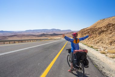Mutlu motorcu rahatla İsrail Çölü'nde güzel yolda. Sıcak güneşli