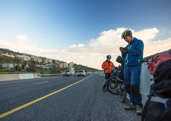 Bisikletçi İsrail de yol internet kullanımı. Yaz gecesi — Stok fotoğraf