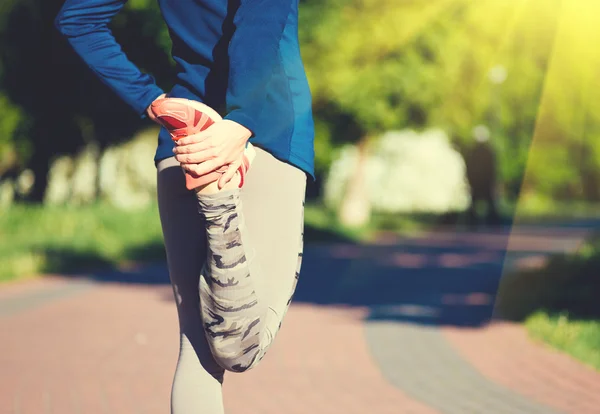 Mujer joven entrenando en el parque de la ciudad en el día de verano —  Fotos de Stock