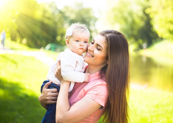 şirin bebeği ile oynayan kadın