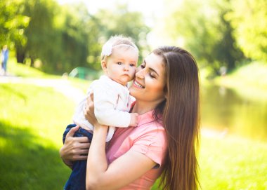 şirin bebeği ile oynayan kadın