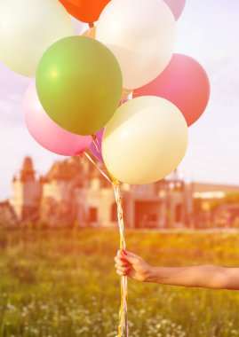 Baloons sırasında yaz gecesi Sunset'teki tutarak aşık genç Çift