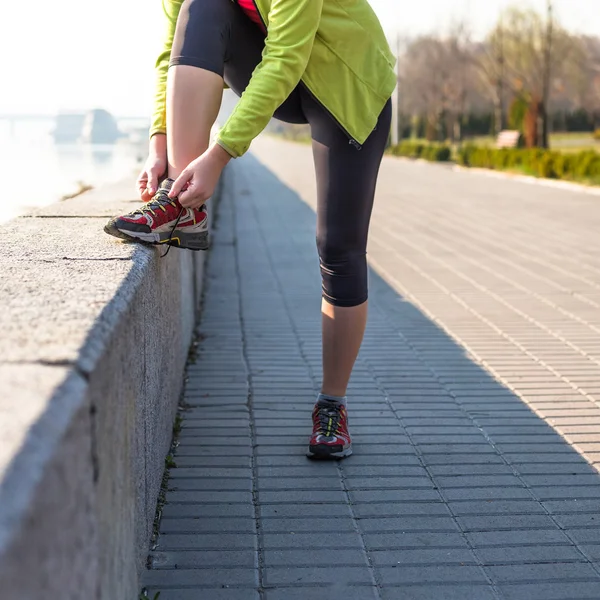 Fitness nő csinál él szabadtéri kereszt-képzés edzés alatt — Stock Fotó