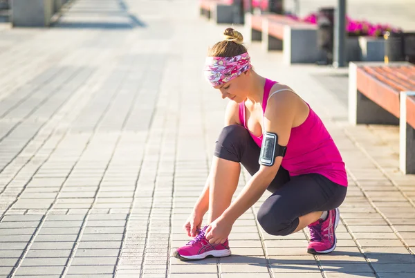 Sportlerin entspannt sich nach Training am Stadtkai — Stockfoto