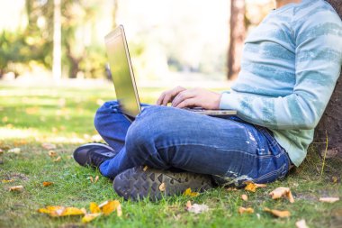 Diz üstü sonbahar şehir parkında kullanarak öğrenci