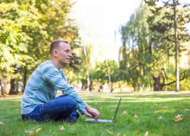 Diz üstü sonbahar şehir parkında kullanarak öğrenci