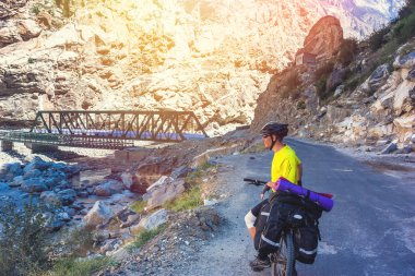 Motosikletçilerin güzel Himalaya Dağları'binmek. Hindistan