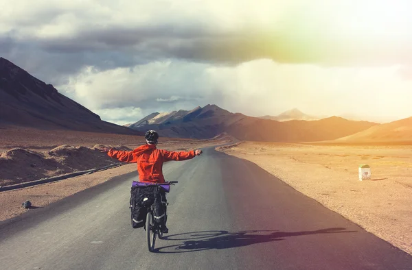 Ciclista godere strada di montagna. Himalaya, Stato del Jammu e del Kashmir, India settentrionale — Foto Stock