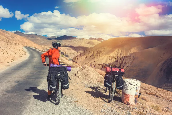 Ciclista de pie en la carretera de las montañas. Himalaya, Jammu y el estado de Cachemira, norte de la India —  Fotos de Stock