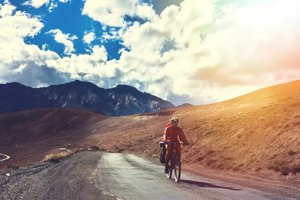 Cyklist står på berg väg. Himalaya, Jammu och Kashmir stat, norra Indien — Stockfoto