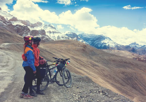 Mutlu bisikletçi çift ayakta dağlar yolda. Himalayalar, Jammu and Kashmir devlet, Kuzey Hindistan — Stok fotoğraf