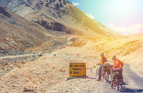 Due ciclisti in piedi sulla strada di montagna. Himalaya, Stato del Jammu e del Kashmir, India settentrionale — Foto Stock