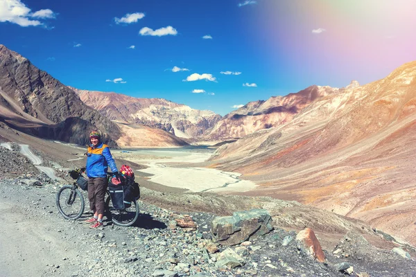 Junge Frau genießt Berge im Himalaya — Stockfoto