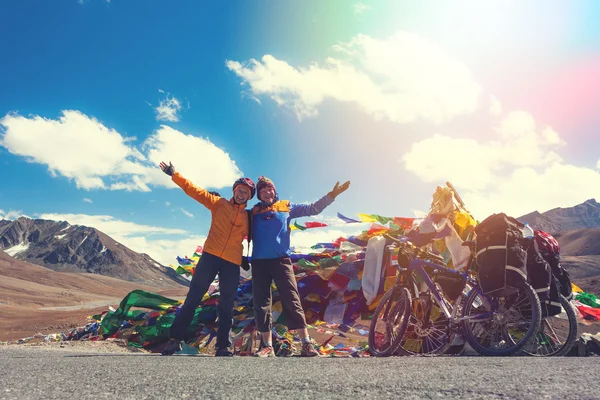 Jonge happy vrienden fietsers permanent op weg in de bergen van de Himalaya — Stockfoto