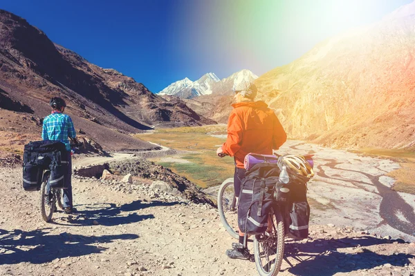 Dois ciclistas em pé na estrada das montanhas. Himalaias, Jammu e Caxemira, Norte da Índia — Fotografia de Stock