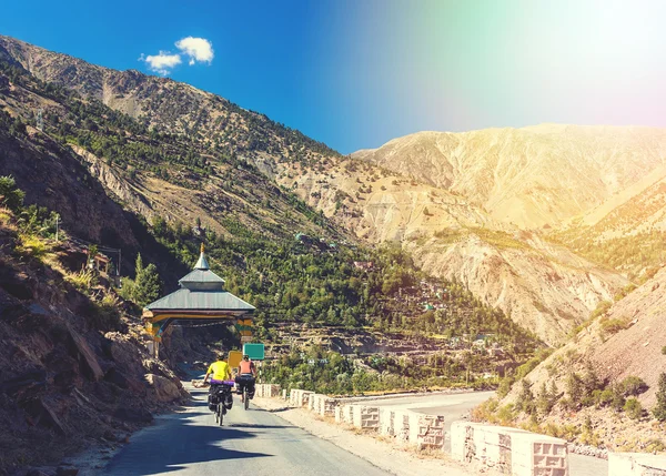 Los ciclistas viajan en hermosas montañas del Himalaya. India —  Fotos de Stock