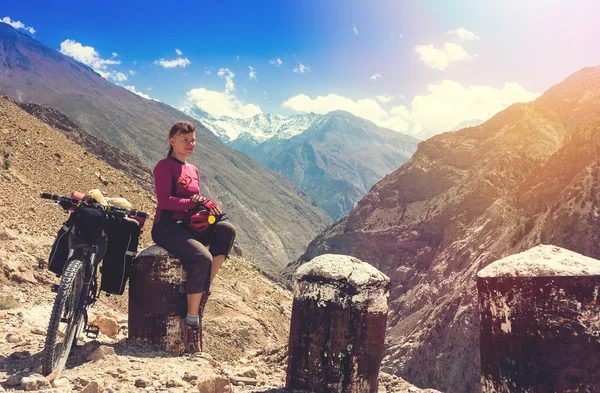 骑自行车的人放松在美丽的喜马拉雅山山脉。印度 — 图库照片