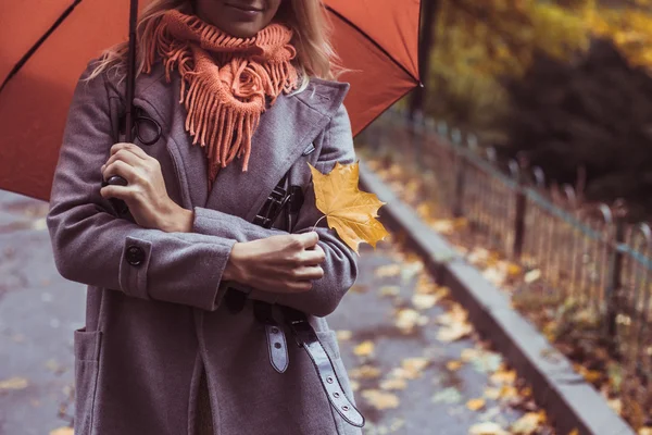 Giovane bella donna con ombrello posa fuori al momento dell'autunno — Foto Stock