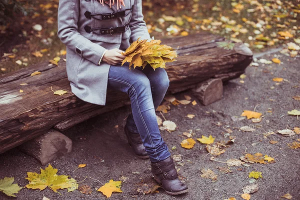 Giovane bella donna in posa fuori al momento dell'autunno — Foto Stock