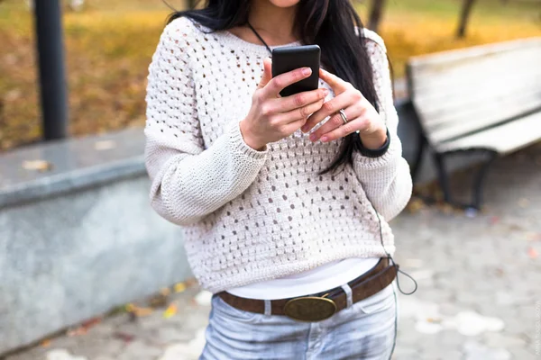 Hipster woman using her phone — Stock Photo, Image