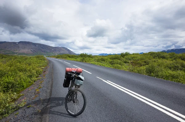 Motorkář vyráží na silnici Slunečného letního dne na Islandu — Stock fotografie