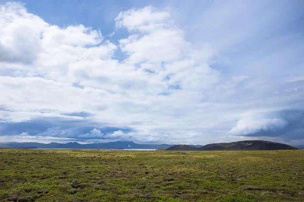 Oblohu s mraky a kopce krajiny na Islandu — Stock fotografie