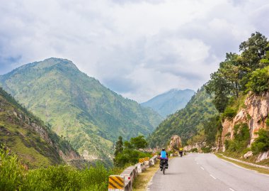 Genç bisikletçileri rides dağ asdfhlsq üzerinde Himalayalar, Hindistan