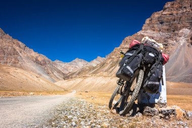 Bisiklet dağ yolu üzerinde duruyor. Himalayalar, Hindistan