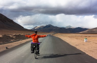 Genç motorcu dağ asdfhlsq Himalayalar, Hindistan rides