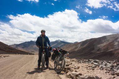 Genç bisikletçileri rides dağ asdfhlsq üzerinde Himalayalar, Hindistan
