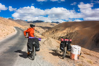 Genç bisikletçileri rides dağ asdfhlsq üzerinde Himalayalar, Hindistan