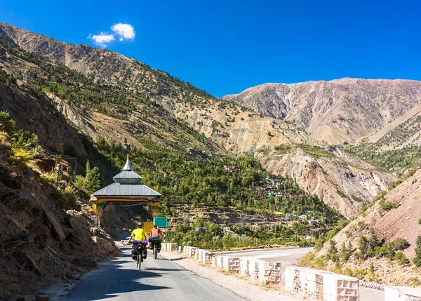 Fantastic Himalayas mountains landscape with bicyclists at sunny day — Stock Photo, Image