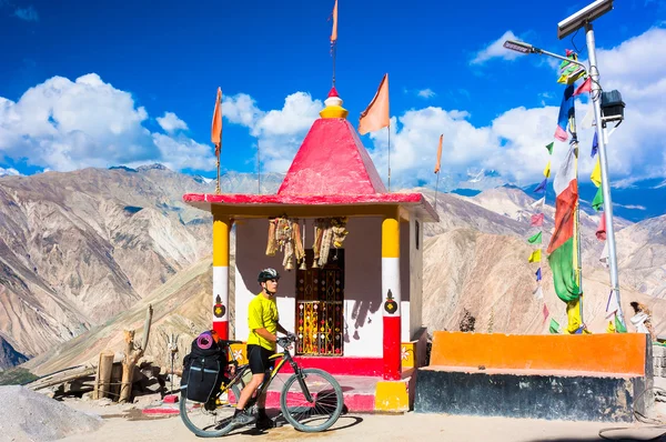 Junge biker fahren auf mountain roud im himalaya, indien — Stockfoto