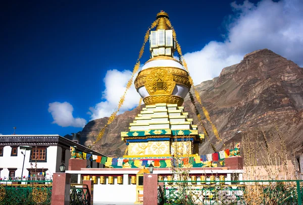 Estupa del Tíbet en las montañas del Himalaya, norte de la India —  Fotos de Stock